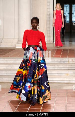 A model walks down steps at the Ralph Lauren Spring 2023 Fashion Experience  on Thursday, Oct. 13, 2022, at the Huntington Gardens in Pasadena, Calif.  (AP Photo/Chris Pizzello Stock Photo - Alamy