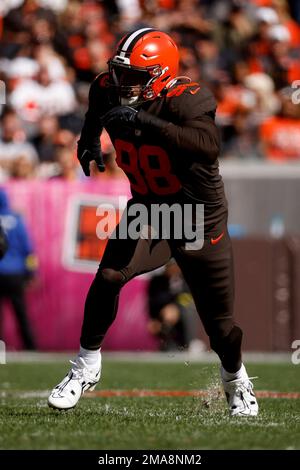 Cleveland Browns defensive end Isaac Rochell (98) runs off of the line of  scrimmage during an