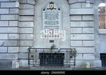Plaque on the outer wall of St. Bartholomew Hospital in Smithfield is a memorial to Sir William Wallace, who was executed nearby on August 23, 1305 Stock Photo