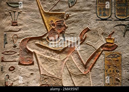 Relief, Pharao Ramses III bringt ein Rauchopfer, Grab Ramses III, KV11, Tal der Könige, Theben-West, Ägypten Stock Photo