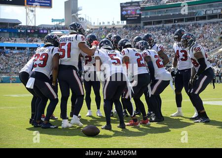 Tennessee Titans players huddle up during an NFL football game against the  Washington Commanders, Sunday, October 9, 2022 in Landover. (AP  Photo/Daniel Kucin Jr Stock Photo - Alamy