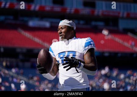 DETROIT, MI - NOVEMBER 24: Detroit Lions quarterback Jared Goff (16) hands  the ball off to Detroit Lions running back Jamaal Williams (30) during a  regular season NFL football game between the