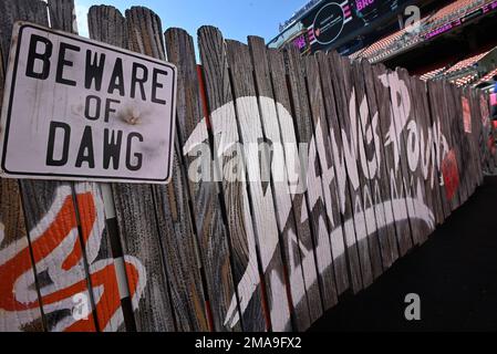 NFL: Cleveland Browns fans unfurl misspelled Dawg Pound banner