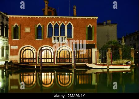 Night view of the The Malcanton river (bad corner canal) is a canal of Venice that limits the sestiere of Santa Croce and Dorsoduro. Stock Photo