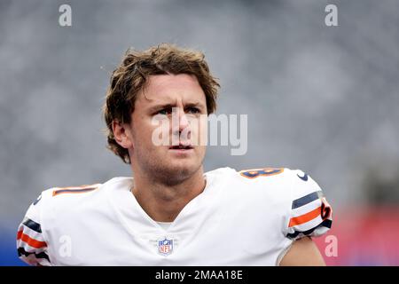 Chicago Bears tight end Jake Tonges warms up on the field at the NFL  football team's practice facility in Lake Forest, Ill., Wednesday, June 15,  2022. (AP Photo/Nam Y. Huh Stock Photo 