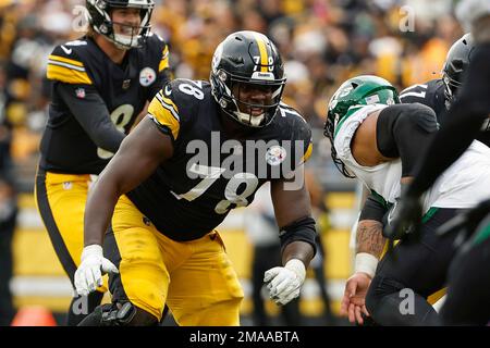 Pittsburgh Steelers guard James Daniels (78) lines up for a play during an  NFL football game against the Cleveland Browns, Thursday, Sept. 22, 2022,  in Cleveland. (AP Photo/Kirk Irwin Stock Photo - Alamy