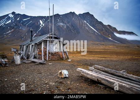 Bamsebu hut built for Beluga whaling now in private ownership name means Teddy Bear Hut Ahlstandshalvøya Spitsbergen Norway archipelago. Expedition cr Stock Photo