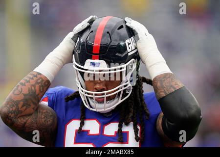 September 15, 2013: New York Giants quarterback Eli Manning (10) is helped  up by New York Giants offensive tackle Justin Pugh (72) during the second h  Stock Photo - Alamy