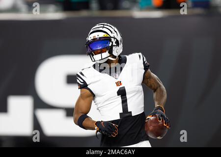 Cincinnati Bengals wide receiver Ja'Marr Chase (1) during pregame warmups  before an NFL football game against the Miami Dolphins on Thursday,  September 29, 2022, in Cincinnati. (AP Photo/Matt Patterson Stock Photo -  Alamy