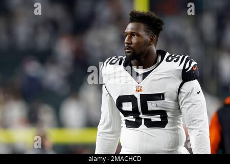 Cincinnati Bengals defensive tackle DJ Reader (98) leaves the field after  an NFL football game against the Baltimore Ravens, Sunday, Jan. 8, 2023, in  Cincinnati. (AP Photo/Jeff Dean Stock Photo - Alamy