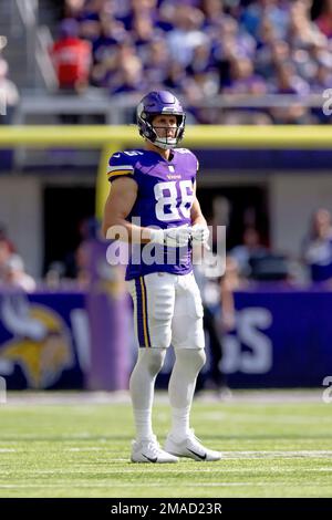 Minnesota Vikings tight end Johnny Mundt (86) drops a pass during the  fourth quarter of an NFL football game against the Philadelphia Eagles,  Monday, Sep. 19, 2022, in Philadelphia. The Eagles defeated