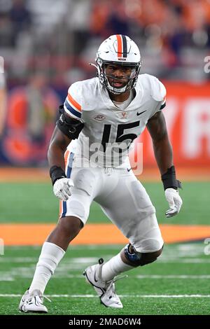 Virginia linebacker Chico Bennett Jr. (15) gets by the block of ...