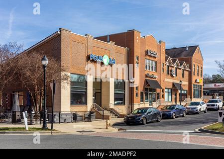MINT HILL, NC, 15 JANUARY 2023: Commercial building at entrance to Mint Hill Village, contain Pour 64, 1st Choice Properties, Edward Jones, Royal Cart Stock Photo