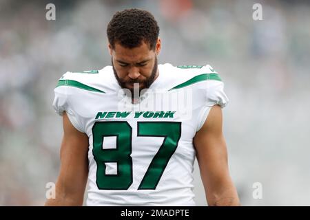 New York Jets tight end C.J. Uzomah (87) takes a moment before an NFL  football game against the Cincinnati Bengals, Sunday, Sept. 25, 2022, in  East Rutherford, N.J. The Cincinnati Bengals won 27-12. (AP Photo/Steve  Luciano Stock Photo - Alamy