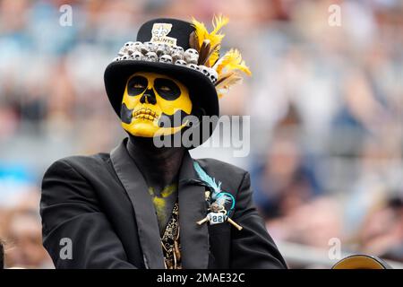 New Orleans Saints fans celebrate as a Carolina Panthers fan gives a thumbs  down sign during an NFL football game, Sunday, Sep. 25, 2022, in Charlotte,  N.C. (AP Photo/Brian Westerholt Stock Photo 