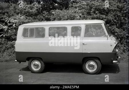 1957, historical, side view of a Ford Thames 400E (15 cwt ) minibus or small people carrier, England, UK. The 400E was a light commerical vehicle made in Dagenham, Britain by Ford UK from 1957 to 1965. View is of the driver's door side, the passengers entrance is the other side. Stock Photo