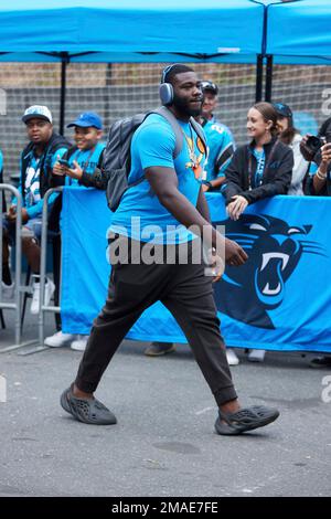 A San Francisco 49ers helmet sits on the field prior to an NFL football  game against the Carolina Panthers, Sunday, Oct. 9, 2022, in Charlotte,  N.C. (AP Photo/Brian Westerholt Stock Photo - Alamy