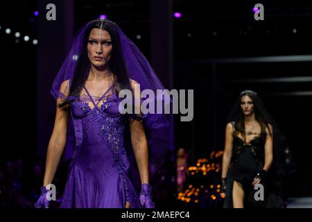 Bella Hadid wears a creation as part of the Versace Fall/Winter 2022-2023  fashion collection, unveiled during the Fashion Week in Milan, Italy,  Friday, Feb. 25, 2022. (AP Photo/Antonio Calanni Stock Photo - Alamy