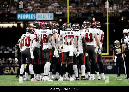 Tampa Bay Buccaneers vs. Green Bay Packers . NFL Game. American Football  League match. Silhouette of professional player celebrate touch down.  Screen Stock Photo - Alamy