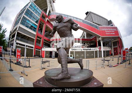 Browns pay homage to the 'GOAT' Jim Brown with statue