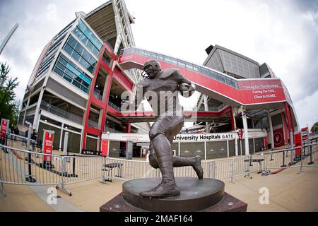 Jim Brown statue unveiled by Cleveland Browns at FirstEnergy