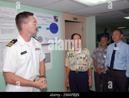 060502-N-3532C-079. [Complete] Scene Caption: US Navy (USN) Lieutenant Commander (LCDR) Kurt Hildebrandt (left), a Navy Medical Doctor discusses radiology with member of the Aloha Medical Mission (AMM) as they tour the USN Military Sealift Command (MSC), Hospital Ship, USNS MERCY (T-AH 19), at Navy Base Pearl Harbor, Hawaii (HI). Members of the AMM and other non-governmental organizations will deploy aboard the USNS MERCY as it begins a scheduled five-month deployment to deliver aid and humanitarian assistance to the Pacific Islands, and Southeast Asia.2006) LT. CMDR. Kurt HildebrandtM.D.discu Stock Photo