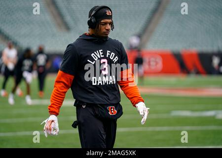 Cincinnati Bengals wide receiver Ja'Marr Chase (1) wears a shirt honoring  injured Buffalo Bills player Damar Hamlin before an NFL football game  against the Baltimore Ravens in Cincinnati, Sunday, Jan. 8, 2023. (AP  Photo/Joshua A. Bickel Stock Photo