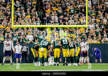 The Chicago Bears huddle before the start of NFL football game against the  St. Louis Rams in Chicago Sunday, Dec. 6, 2009. (AP Photo/Kiichiro Sato  Stock Photo - Alamy