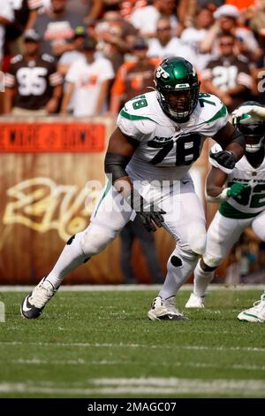 New York Jets guard Laken Tomlinson (78) defends against the