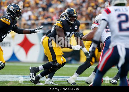 Pittsburgh Steelers guard James Daniels (78) lines up for a play