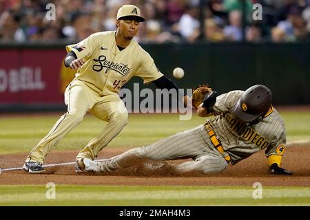 Arizona Diamondbacks' Sergio Alcantara (43) fields a grand out hit by St.  Louis Cardinals Tyler O'Neill during the fourth inning of a baseball game,  Friday, Aug. 19, 2022, in Phoenix. (AP Photo/Matt