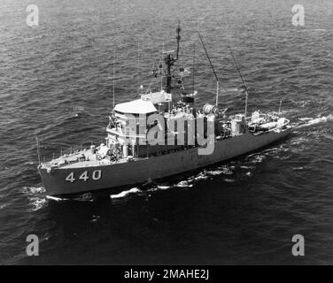 Port bow view of the ocean minesweeper USS EXPLOIT (MSO-440) underway. The Exploit is assigned to the Naval Reserve Force-Atlantic. Country: Atlantic Ocean (AOC) Stock Photo