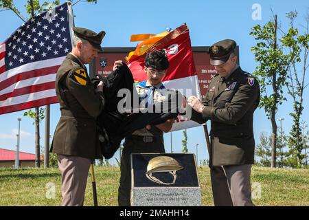 (from left) U.S. Army Maj. Gen. David Lesperance, 2nd Infantry Division commanding general, Life Scout Ian Morgado, Boy Scouts of America Troop 203, and U.S. Army Col. Seth Graves, commander of U.S. Army Garrison Humphreys, unveil the Chaplain (Capt.) Emil Kapaun Monument during a ceremony at USAG Humphreys, South Korea, May 27, 2022. The monument pays tribute to Kapaun, who served in the Korean War in 1950 and was inducted into the Pentagon’s Hall of Heroes in 2013. Stock Photo