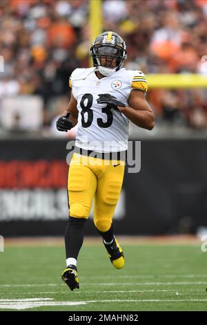 Pittsburgh Steelers tight end Connor Heyward (83) warms up during an NFL  football practice at rookie minicamp, Friday, May 13, 2022, in Pittsburgh.  (AP Photo/Keith Srakocic Stock Photo - Alamy