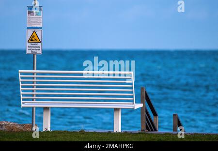 Sassnitz, Germany. 17th Jan, 2023. An empty bench stands on the boardwalk on the Baltic Sea coast. Credit: Jens Büttner/dpa/Alamy Live News Stock Photo