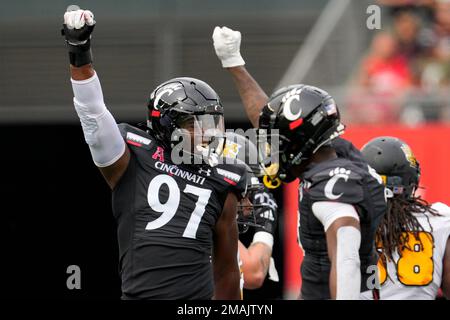 Cincinnati Bearcats linebacker Deshawn Pace (20) plays during the second  half of an NCAA college football game against Kennesaw State, Saturday,  Sept. 10, 2022, in Cincinnati. (AP Photo/Jeff Dean Stock Photo - Alamy