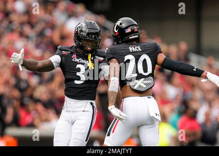 Cincinnati Bearcats linebacker Deshawn Pace (20) plays during the second  half of an NCAA college football game against Kennesaw State, Saturday,  Sept. 10, 2022, in Cincinnati. (AP Photo/Jeff Dean Stock Photo - Alamy