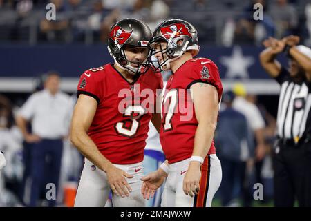 Bucs' Bradley Pinion, Ryan Succop say quick prayers before field goals