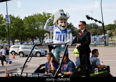 Dallas Cowboys mascot Rowdy, motivates tailgaters before the first half of  a NFL football game against the Tampa Bay Buccaneers in Arlington, Texas,  Sunday, Sept. 11, 2022. (AP Photo/Ron Jenkins Stock Photo 