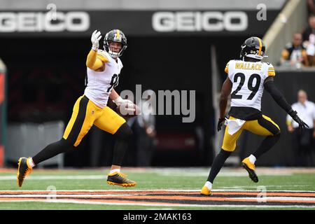 Pittsburgh Steeler's T.J. Watt celebrates his sack on Cleveland Browns Baker  Mayfield in the second half in Pittsburgh, PA October 28, 2018. Photo by  Aaron Josefczyk/UPI Stock Photo - Alamy