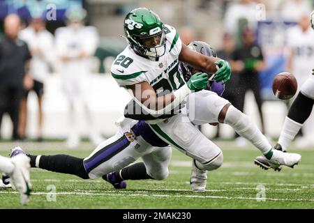 New York Jets running back Breece Hall (20) rushes against Miami Dolphins  during the first half of an NFL football game on Sunday, Oct. 9, 2022, in  East Rutherford, N.J. (AP Photo/Noah