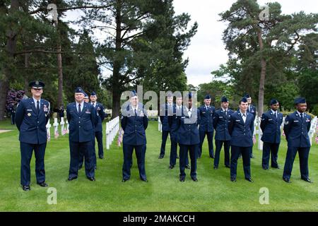 U.S. Air Force Brig. Gen. Jefferson J. O'Donnell, left, U.S. European Command senior defense official and defense attaché, poses for a group photo with Airmen from the 422nd Air Base Group before a Memorial Day ceremony at the Brookwood American Military Cemetery, England, May 29, 2022. Memorial Day provides us a solemn opportunity to remember our fallen brothers and sisters in arms, reflect upon their courageous sacrifice, and show gratitude for the freedom they gave their lives to defend. It also affords us the opportunity to pay homage to those families who lost their loved ones in service Stock Photo