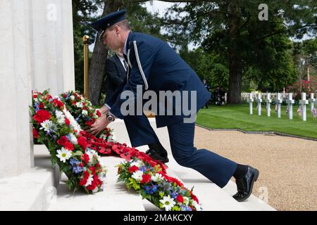 U.S. Air Force Brig. Gen. Jefferson J. O'Donnell, U.S. European Command senior defense official and defense attaché, lays a memorial wreath during a Memorial Day ceremony at the Brookwood American Military Cemetery, England, May 29, 2022. Memorial Day provides us a solemn opportunity to remember our fallen brothers and sisters in arms, reflect upon their courageous sacrifice, and show gratitude for the freedom they gave their lives to defend. It also affords us the opportunity to pay homage to those families who lost their loved ones in service to the Nation-and continue to feel the full weigh Stock Photo