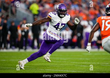 Minnesota Vikings linebacker William Kwenkeu, top, tackles Chicago