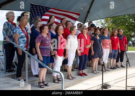 Members of the Alamo Metro Chorus sing during the Memorial Day ceremony at the Fort Sam Houston Cemetery on Joint Base San Antonio - Fort Sam Houston, Texas, May 30, 2022. The Memorial Day ceremony was held to honor all fallen military members who died during their service in the U.S. Armed Forces. Stock Photo