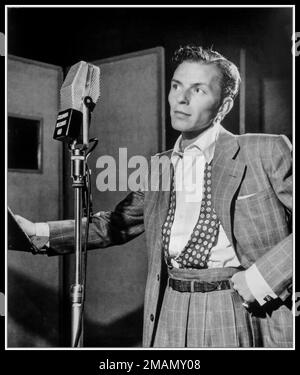 1940s Frank Sinatra publicity still at Liederkranz Hall, New York. Recording with Columbia Records branded microphone Date circa 1947 New York USA by Gottleib Stock Photo