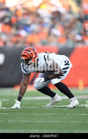 Cincinnati Bengals defensive end Jeff Gunter (93) in coverage