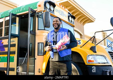 IMAGE DISTRIBUTED FOR PEPSICO - On Wednesday, January 18, PepsiCo surprises  shoppers with an appearance from Jerome 'The Bus' Bettis and free tickets  to Super Bowl LVII in Glendale, Ariz. (Mark Peterman/AP