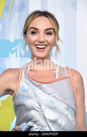 Chloe Fineman arrives at the MTV Video Music Awards at the Prudential