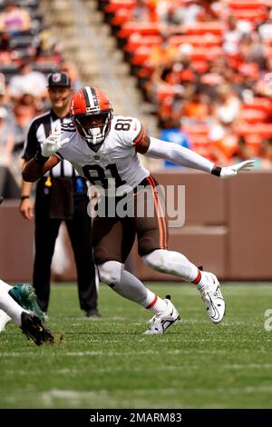 PHILADELPHIA, PA - AUGUST 17: Cleveland Browns tight end Zaire Mitchell- Paden (83) attempts to block